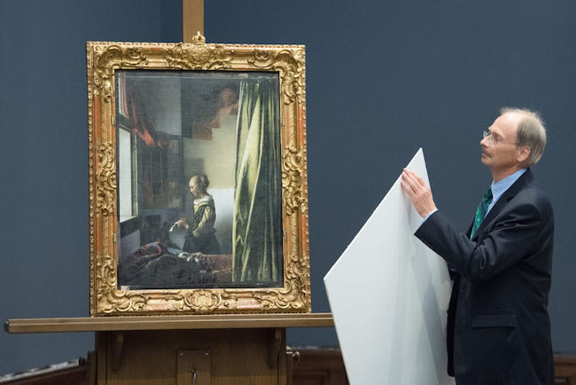 Картина Вермеера «Девушка, читающая письмо у открытого окна» - с Купидоном или без него?